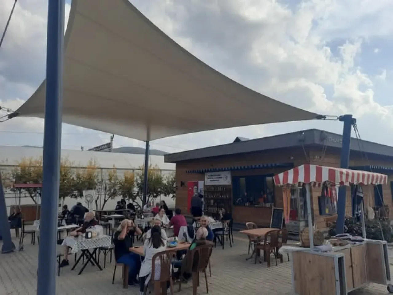 Selçuk'ta Efes Tarlası Yaşam Köyü'nde Üretici Pazarı ve Sanal Gerçeklik Atölyesi Coşkusu Selçuk'ta Efes Tarlası Yaşam Köyü'nde Üretici Pazarı ve Sanal Gerçeklik Atölyesi Coşkusu