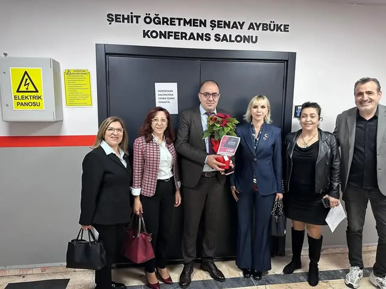 CHP Beylikdüzü'nden 24 Kasım Öğretmenler Günü'nde Anlamlı Ziyaret CHP Beylikdüzü'nden 24 Kasım Öğretmenler Günü'nde Anlamlı Ziyaret