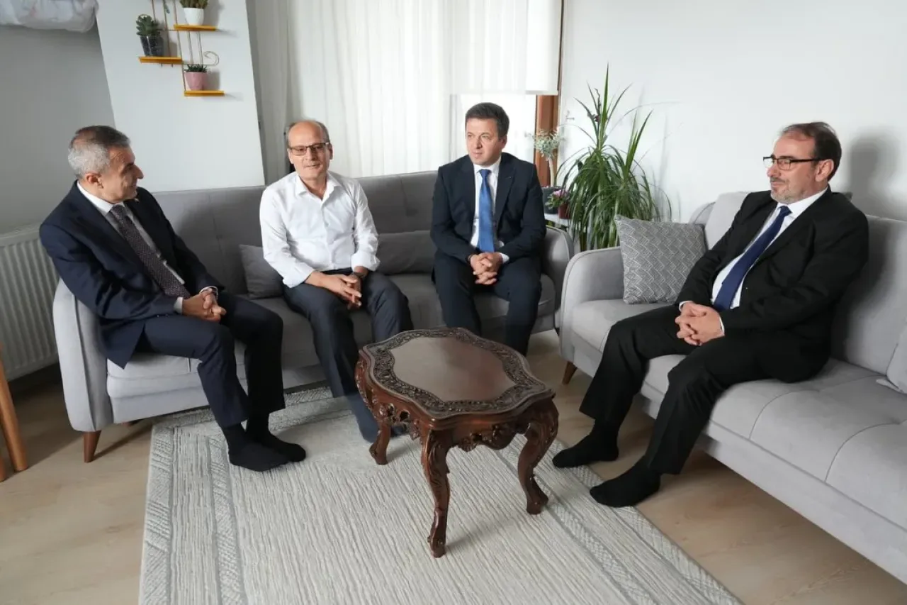 Beyoğlu'nda 24 Kasım Öğretmenler Günü'nde Emekli Öğretmenler Ziyaret Edildi Beyoğlu'nda 24 Kasım Öğretmenler Günü'nde Emekli Öğretmenler Ziyaret Edildi