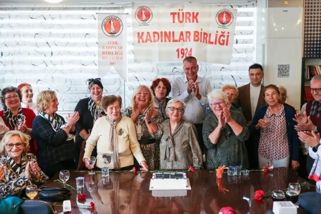 Buca'da Emekli Öğretmenler Öğretmenler Günü'nde Unutulmadı Buca'da Emekli Öğretmenler Öğretmenler Günü'nde Unutulmadı