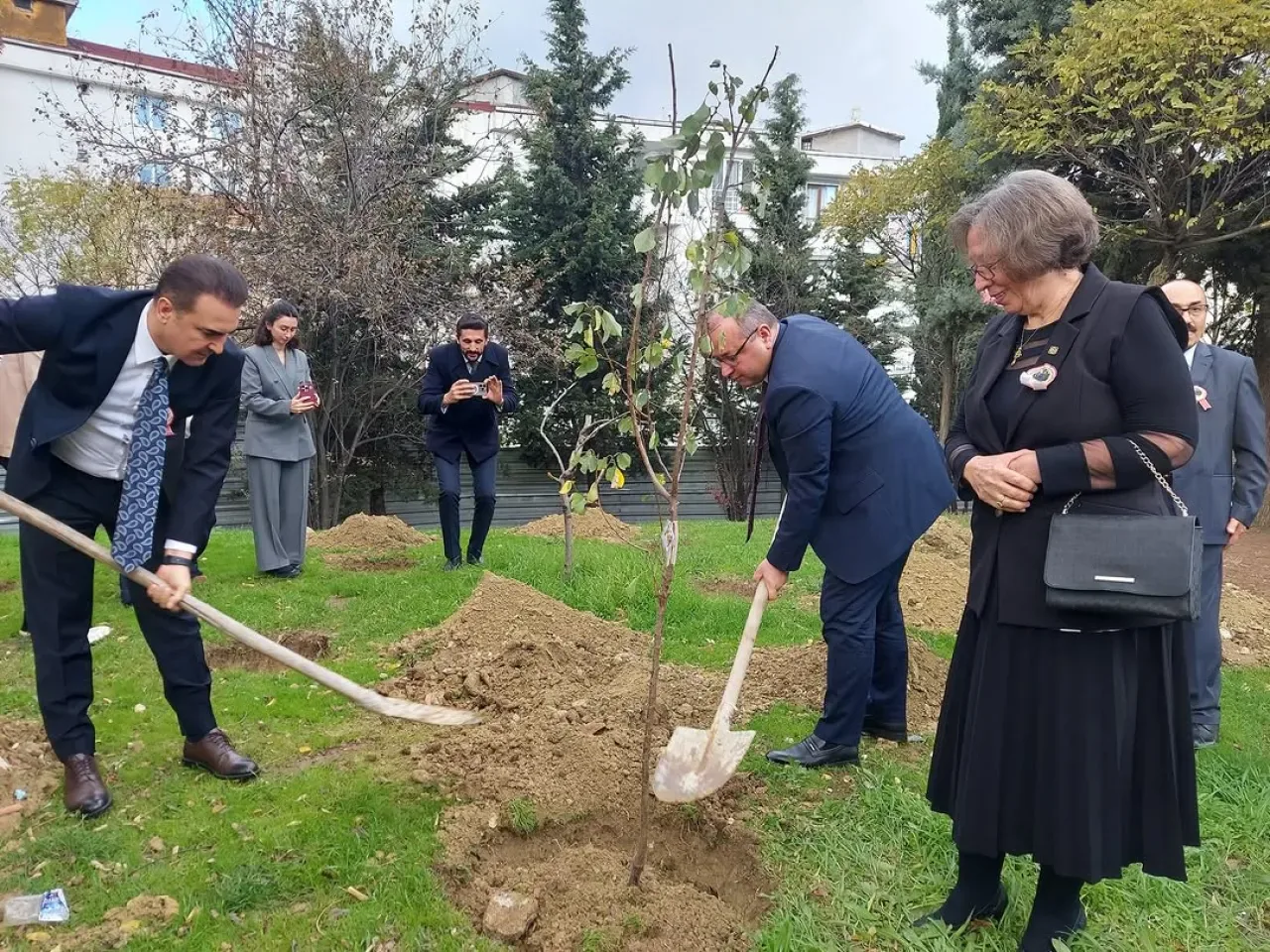 Esenyurt'ta Emekli Öğretmenler Anısına Fidan Dikimi Esenyurt'ta Emekli Öğretmenler Anısına Fidan Dikimi