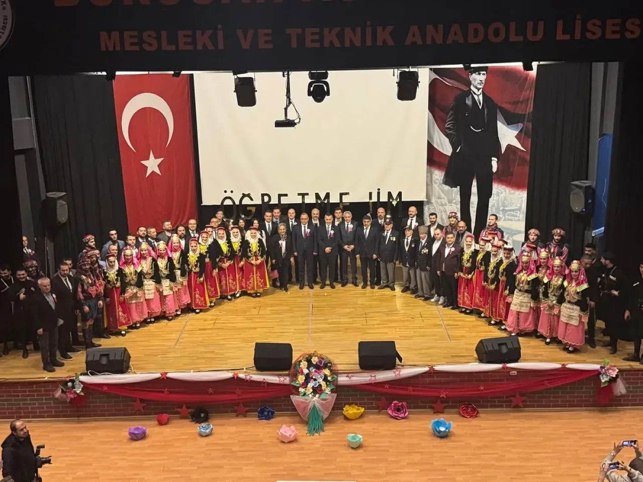 Esenyurt'ta 24 Kasım Öğretmenler Günü Coşkuyla Kutlandı Esenyurt'ta 24 Kasım Öğretmenler Günü Coşkuyla Kutlandı