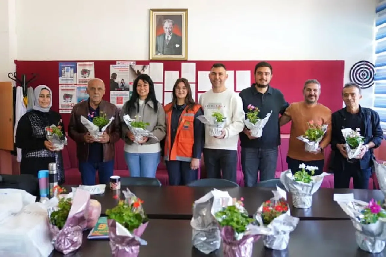Finike'de Öğretmenler Günü Coşkuyla Kutlandı Finike'de Öğretmenler Günü Coşkuyla Kutlandı