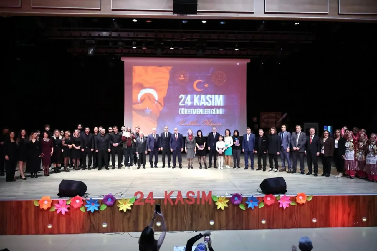Bayrampaşa'da 24 Kasım Öğretmenler Günü Coşkuyla Kutlandı Bayrampaşa'da 24 Kasım Öğretmenler Günü Coşkuyla Kutlandı
