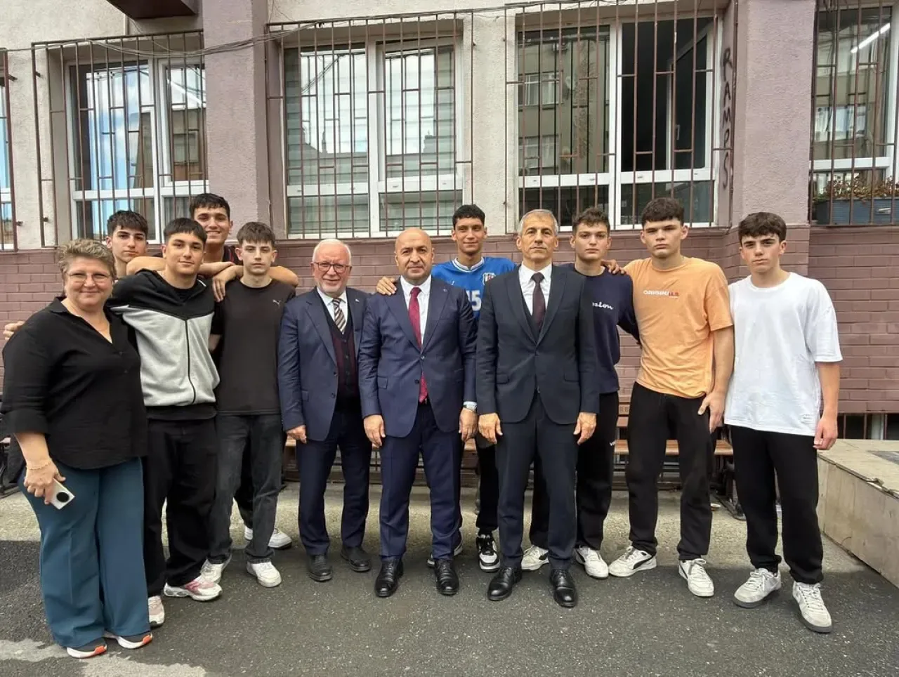 Bayrampaşa'da Öğretmenler Günü Kutlaması: Kaymakam ve İlçe Milli Eğitim Müdürü Öğretmen ve Öğrencilerle Bir Araya Geldi Bayrampaşa'da Öğretmenler Günü Kutlaması: Kaymakam ve İlçe Milli Eğitim Müdürü Öğretmen ve Öğrencilerle Bir Araya Geldi
