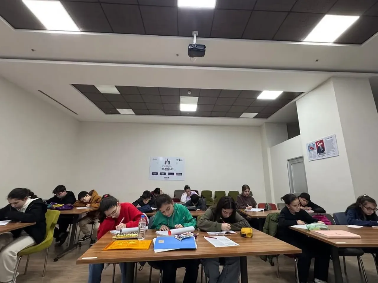 Beyoğlu Belediyesi'nden Öğrencilere Ücretsiz Matematik ve İngilizce Takviye Kursu Beyoğlu Belediyesi'nden Öğrencilere Ücretsiz Matematik ve İngilizce Takviye Kursu