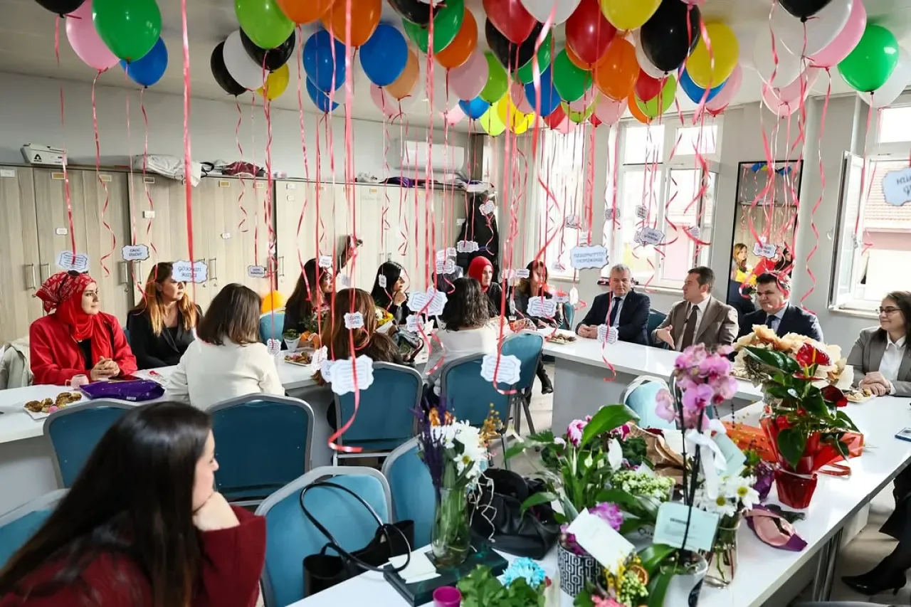 Silivri'de 24 Kasım Öğretmenler Günü Coşkuyla Kutlandı Silivri'de 24 Kasım Öğretmenler Günü Coşkuyla Kutlandı