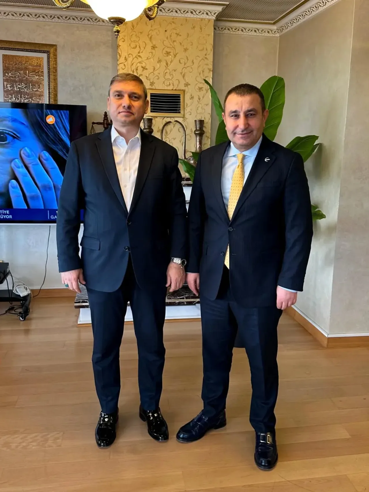 Yeniden Refah Partisi İstanbul İl Başkanı Nuri Özata, İstiklal Gazetesi Sahibi Hüseyin Çakmak'ı Ziyaret Etti Yeniden Refah Partisi İstanbul İl Başkanı Nuri Özata, İstiklal Gazetesi Sahibi Hüseyin Çakmak'ı Ziyaret Etti