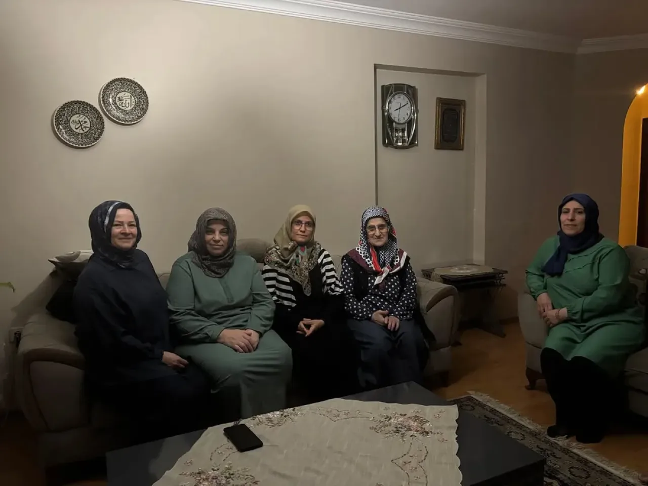 AK Kadın Avcılar, Hane Ziyaretleri ile Vatandaşla Buluşuyor AK Kadın Avcılar, Hane Ziyaretleri ile Vatandaşla Buluşuyor