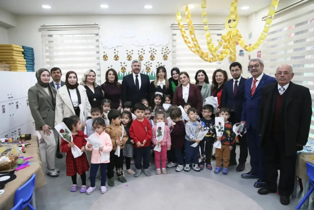 Sincan AK Parti İlçe Teşkilatından 24 Kasım Öğretmenler Günü Ziyareti Sincan AK Parti İlçe Teşkilatından 24 Kasım Öğretmenler Günü Ziyareti
