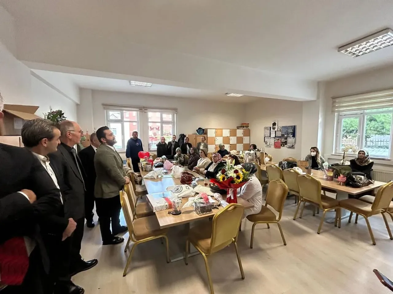 AK Parti Kartal İlçe Başkanı Haydar Göksoy, Öğretmenler Günü'nde Okul Ziyaretlerinde Bulundu AK Parti Kartal İlçe Başkanı Haydar Göksoy, Öğretmenler Günü'nde Okul Ziyaretlerinde Bulundu