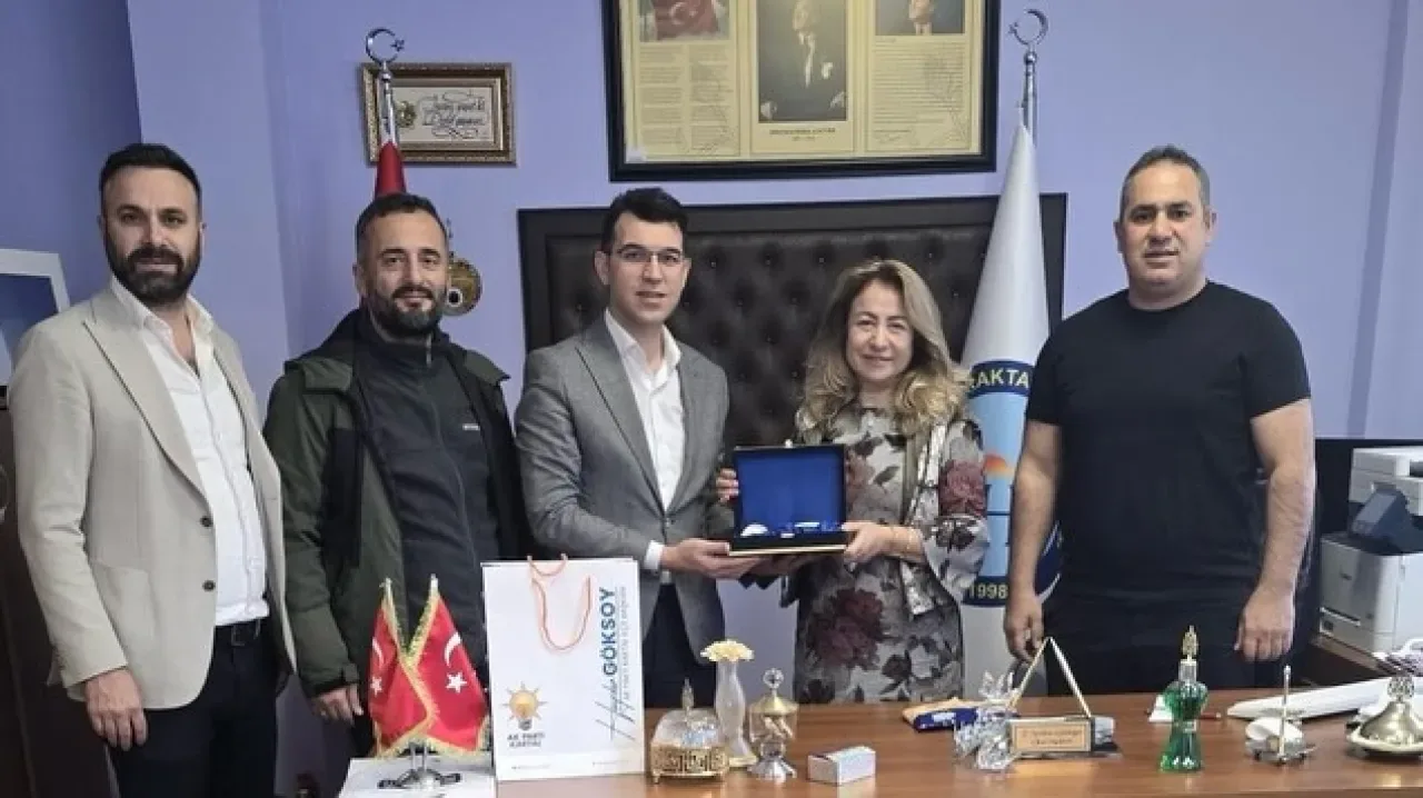 AK Parti Kartal'dan Öğretmenler Günü'nde Anlamlı Ziyaret AK Parti Kartal'dan Öğretmenler Günü'nde Anlamlı Ziyaret