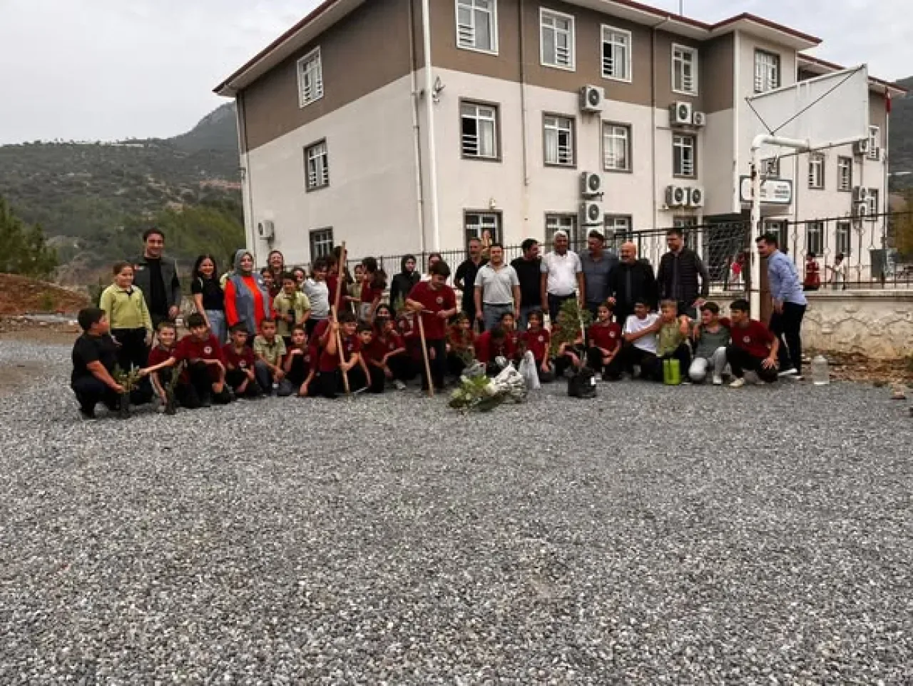 Gazipaşa'da Öğretmenler Günü'nde Fidanlar Toprakla Buluştu Gazipaşa'da Öğretmenler Günü'nde Fidanlar Toprakla Buluştu