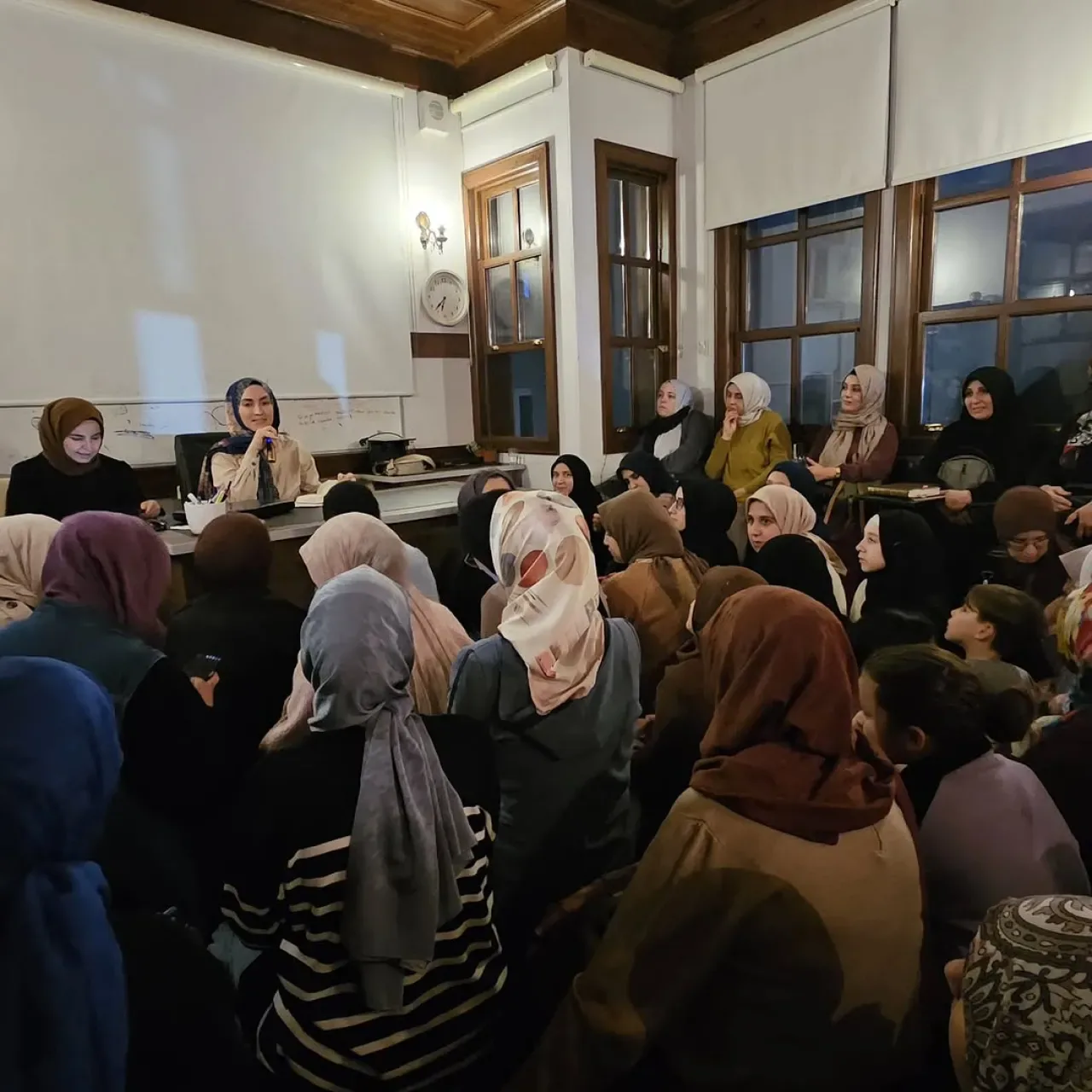 Mudanya'da Anne Kız Buluşması: Riyazüssalihin Okumaları Gerçekleşti Mudanya'da Anne Kız Buluşması: Riyazüssalihin Okumaları Gerçekleşti
