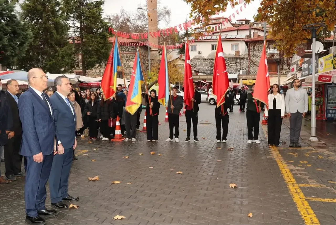 Ayaş'ta 24 Kasım Öğretmenler Günü Törenle Kutlandı Ayaş'ta 24 Kasım Öğretmenler Günü Törenle Kutlandı
