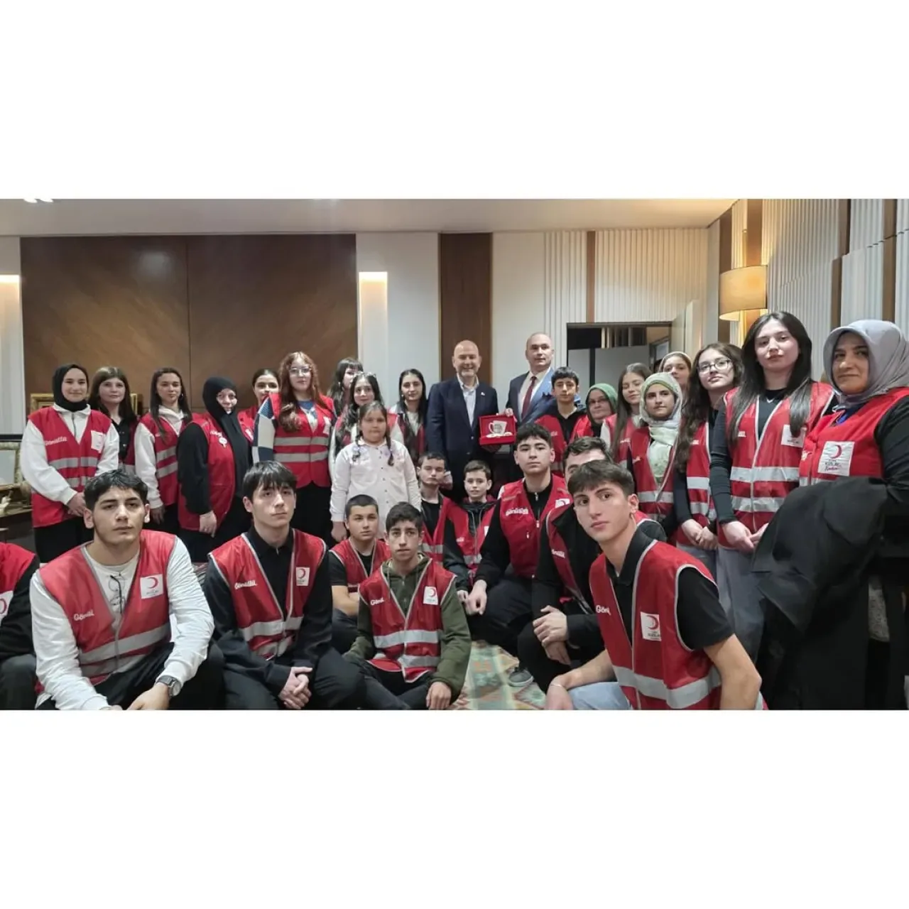 AK Parti'li Süleyman Soylu, İstanbul'da Misafirleriyle Gönül Sohbeti Gerçekleştirdi AK Parti'li Süleyman Soylu, İstanbul'da Misafirleriyle Gönül Sohbeti Gerçekleştirdi