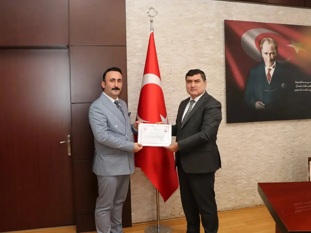 Sultanbeyli Kaymakamı Kemal Şahin, Nüfus Şefi Fatih Akkurt'a Başarı Belgesi Takdim Etti Sultanbeyli Kaymakamı Kemal Şahin, Nüfus Şefi Fatih Akkurt'a Başarı Belgesi Takdim Etti