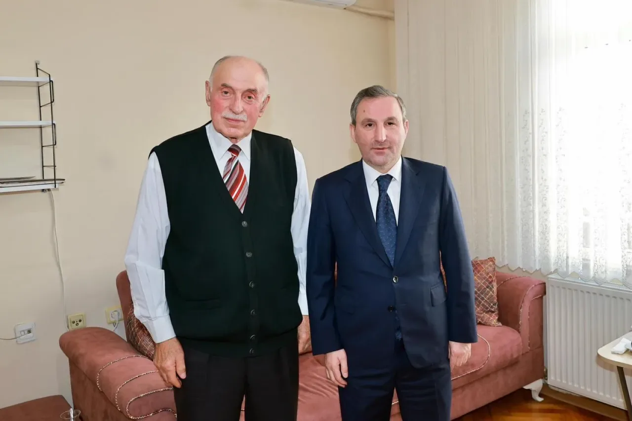 Sultanbeyli'de Öğretmenler Günü Ziyareti: Emekli Eğitimciler Onurlandırıldı Sultanbeyli'de Öğretmenler Günü Ziyareti: Emekli Eğitimciler Onurlandırıldı