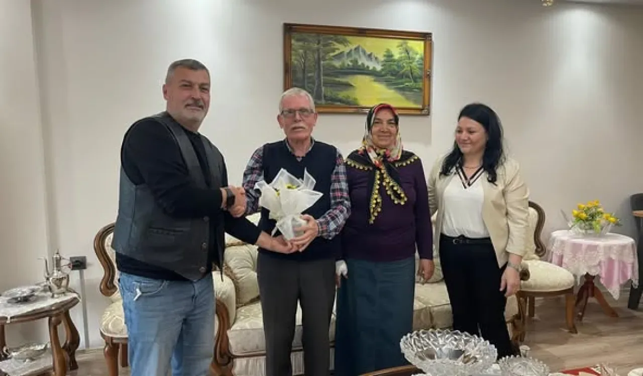 AK Parti Balıkesir'den Emekli Öğretmenlere Anlamlı Ziyaret AK Parti Balıkesir'den Emekli Öğretmenlere Anlamlı Ziyaret