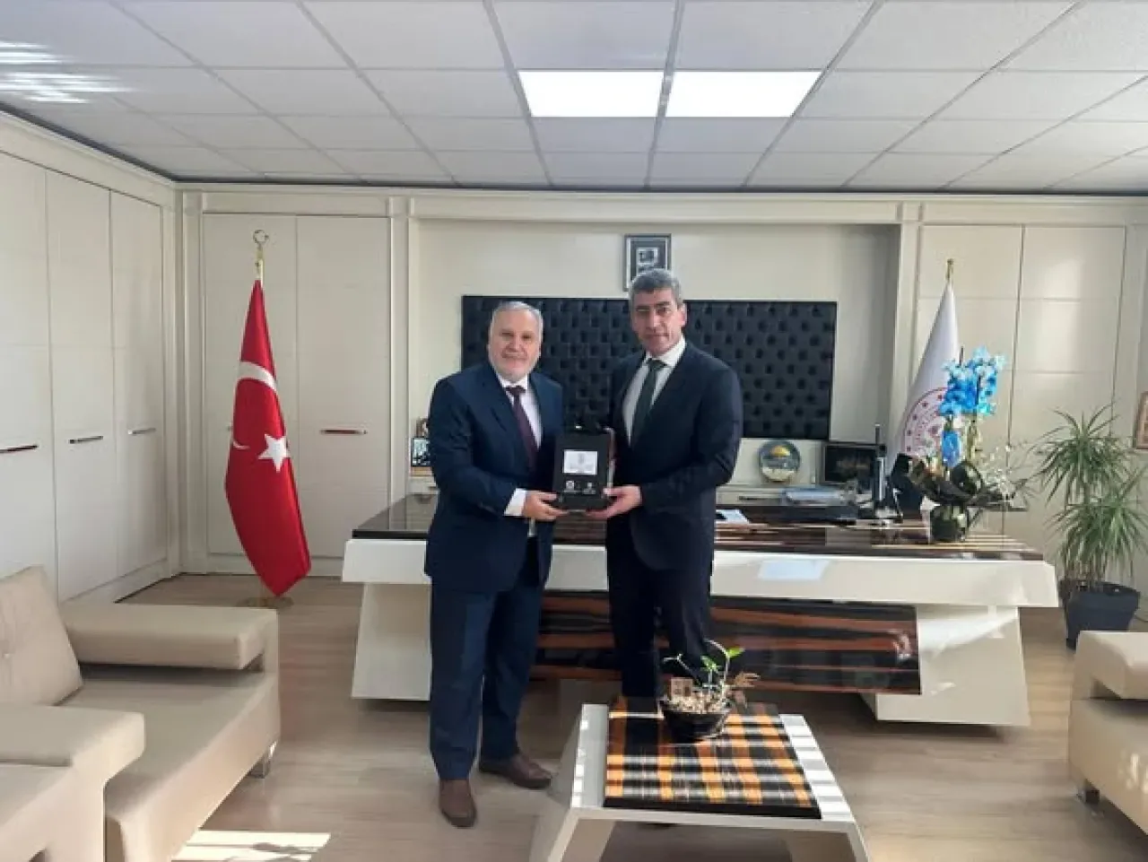 Ataşehir Müftüsü'nden Öğretmenler Günü'nde Anlamlı Ziyaret Ataşehir Müftüsü'nden Öğretmenler Günü'nde Anlamlı Ziyaret