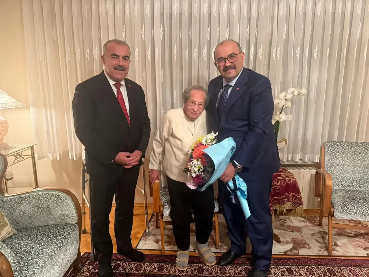 Balıkesir'de 102 Yaşındaki Emektar Öğretmen Kadriye Gürel'in 24 Kasım Öğretmenler Günü Ziyareti Balıkesir'de 102 Yaşındaki Emektar Öğretmen Kadriye Gürel'in 24 Kasım Öğretmenler Günü Ziyareti