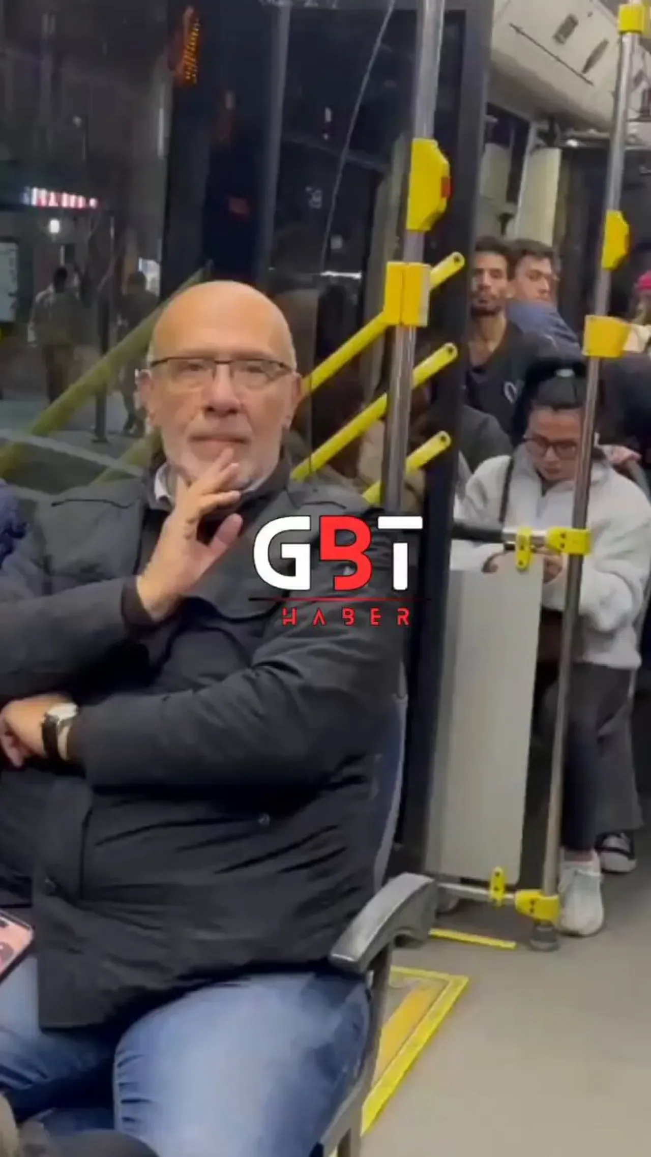 İstanbul'da Otobüste Yaşanan Skandal Olay: Yolcu Tuvaletini Yaptı, Şoför Müdahale Etti İstanbul'da Otobüste Yaşanan Skandal Olay: Yolcu Tuvaletini Yaptı, Şoför Müdahale Etti