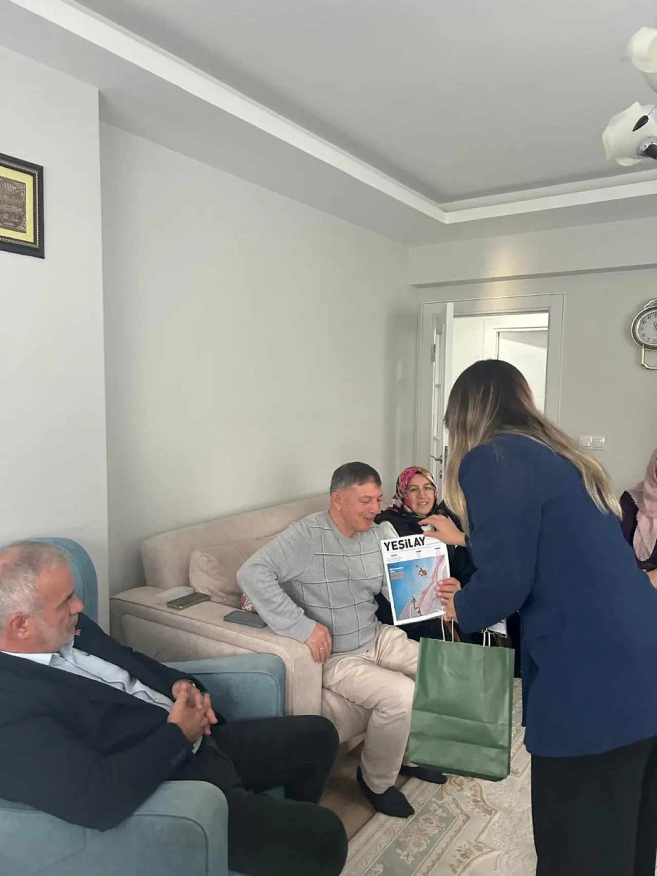 Yeşilay Pendik Şubesi'nden Öğretmenler Günü'nde Anlamlı Ziyaret Yeşilay Pendik Şubesi'nden Öğretmenler Günü'nde Anlamlı Ziyaret