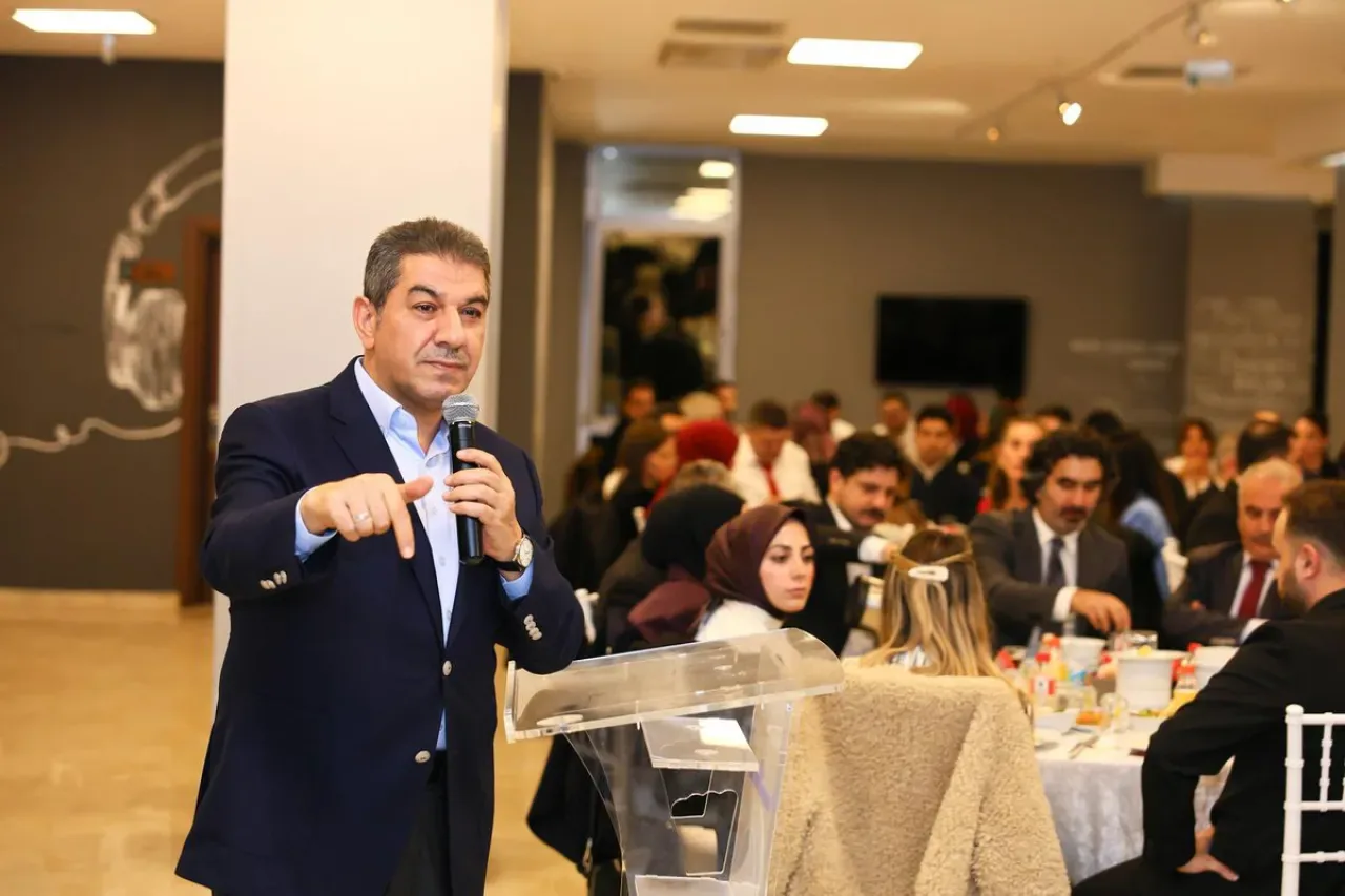Esenler'de Öğretmenler Günü Coşkusu: Geleceği İnşa Eden Eller Onurlandırıldı Esenler'de Öğretmenler Günü Coşkusu: Geleceği İnşa Eden Eller Onurlandırıldı