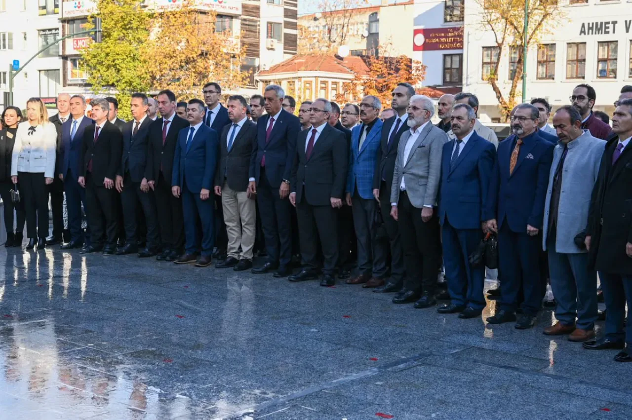 Bursa'da 24 Kasım Öğretmenler Günü Çelenk Sunma Töreni Düzenlendi Bursa'da 24 Kasım Öğretmenler Günü Çelenk Sunma Töreni Düzenlendi
