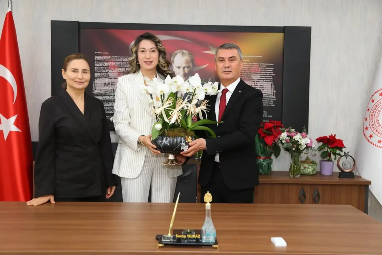 Gölbaşı'nda Öğretmenler Günü Ziyareti: Şimşek'ler Eski Başkan ve Eşi Milli Eğitim Müdürü Yılmaz'ı Makamında Ziyaret Etti Gölbaşı'nda Öğretmenler Günü Ziyareti: Şimşek'ler Eski Başkan ve Eşi Milli Eğitim Müdürü Yılmaz'ı Makamında Ziyaret Etti