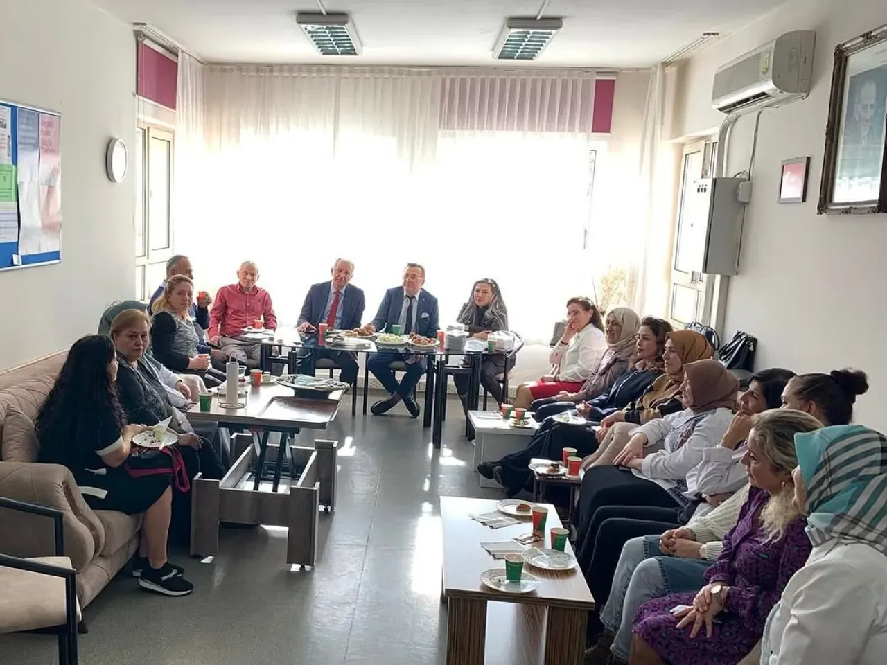 Tuzla'da Öğretmenler Günü Coşkuyla Kutlandı Tuzla'da Öğretmenler Günü Coşkuyla Kutlandı