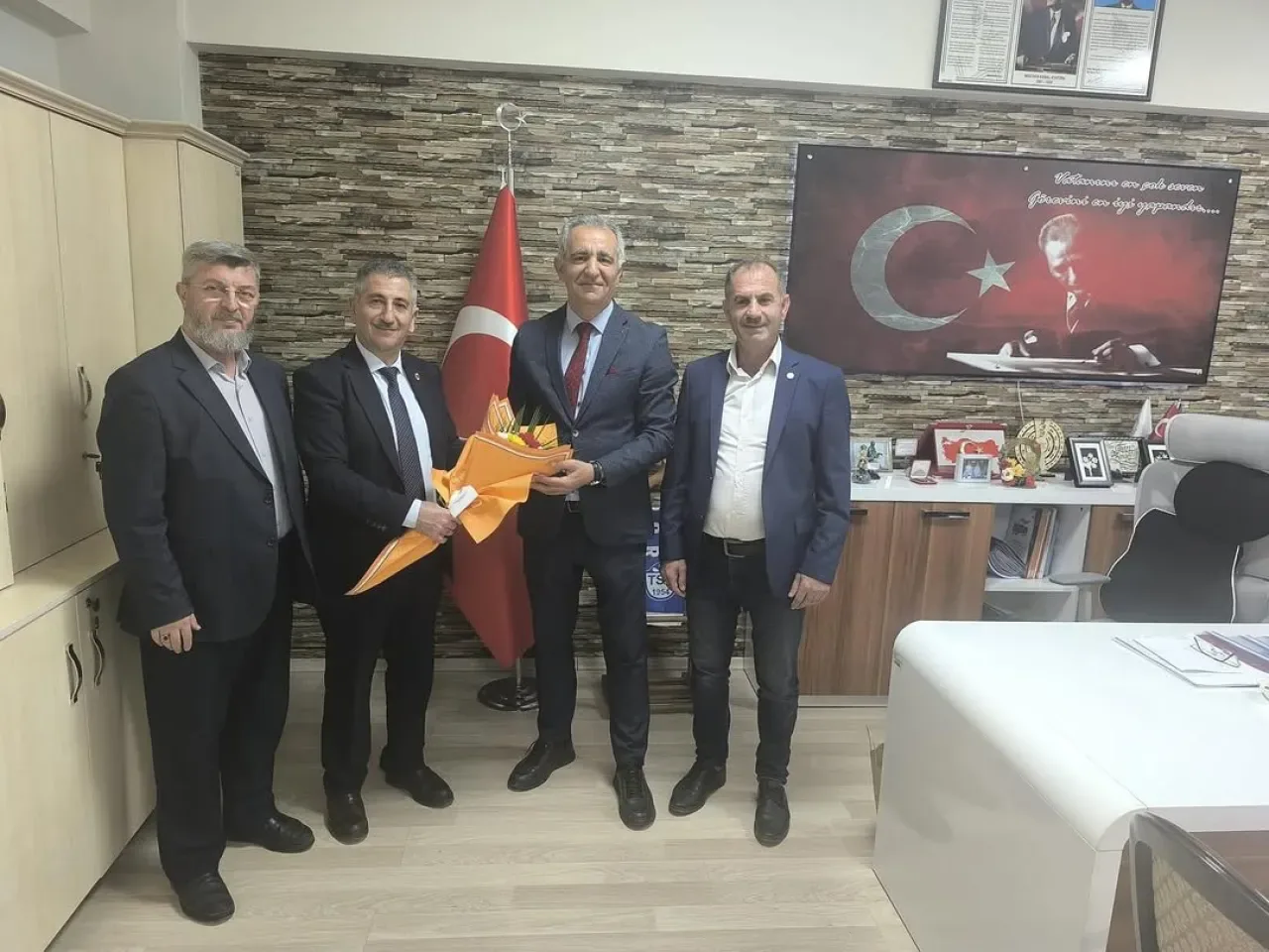 Saadet Partisi Tuzla İlçe Başkanı, 24 Kasım Öğretmenler Günü'nde Tuzla Halk Eğitimi Merkezi Müdürü'nü Ziyaret Etti Saadet Partisi Tuzla İlçe Başkanı, 24 Kasım Öğretmenler Günü'nde Tuzla Halk Eğitimi Merkezi Müdürü'nü Ziyaret Etti