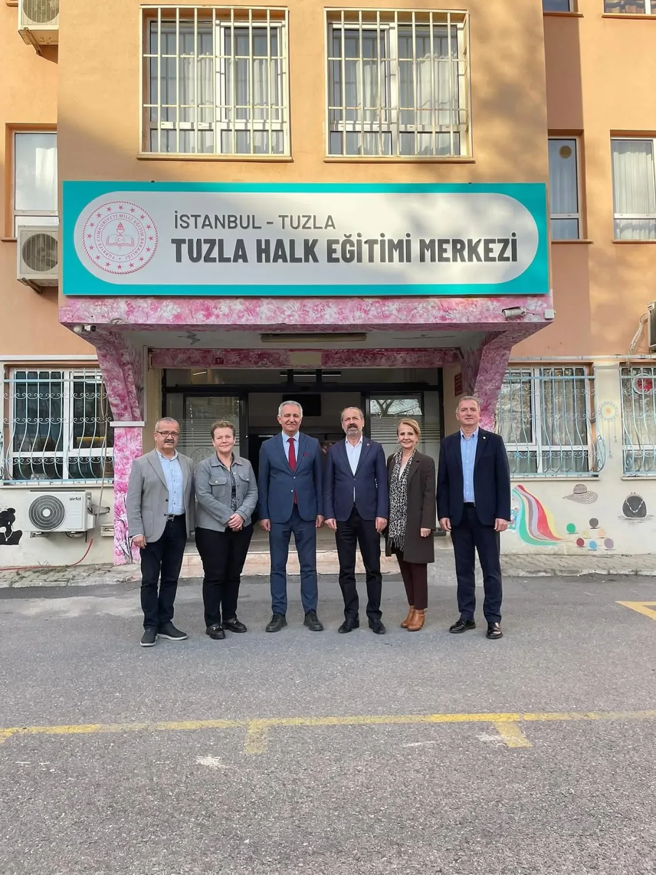 Tuzla Belediye Meclis Başkanı ve CHP İlçe Başkanı, Öğretmenler Günü'nde Halk Eğitimi Merkezi Müdürü'nü Ziyaret Etti Tuzla Belediye Meclis Başkanı ve CHP İlçe Başkanı, Öğretmenler Günü'nde Halk Eğitimi Merkezi Müdürü'nü Ziyaret Etti