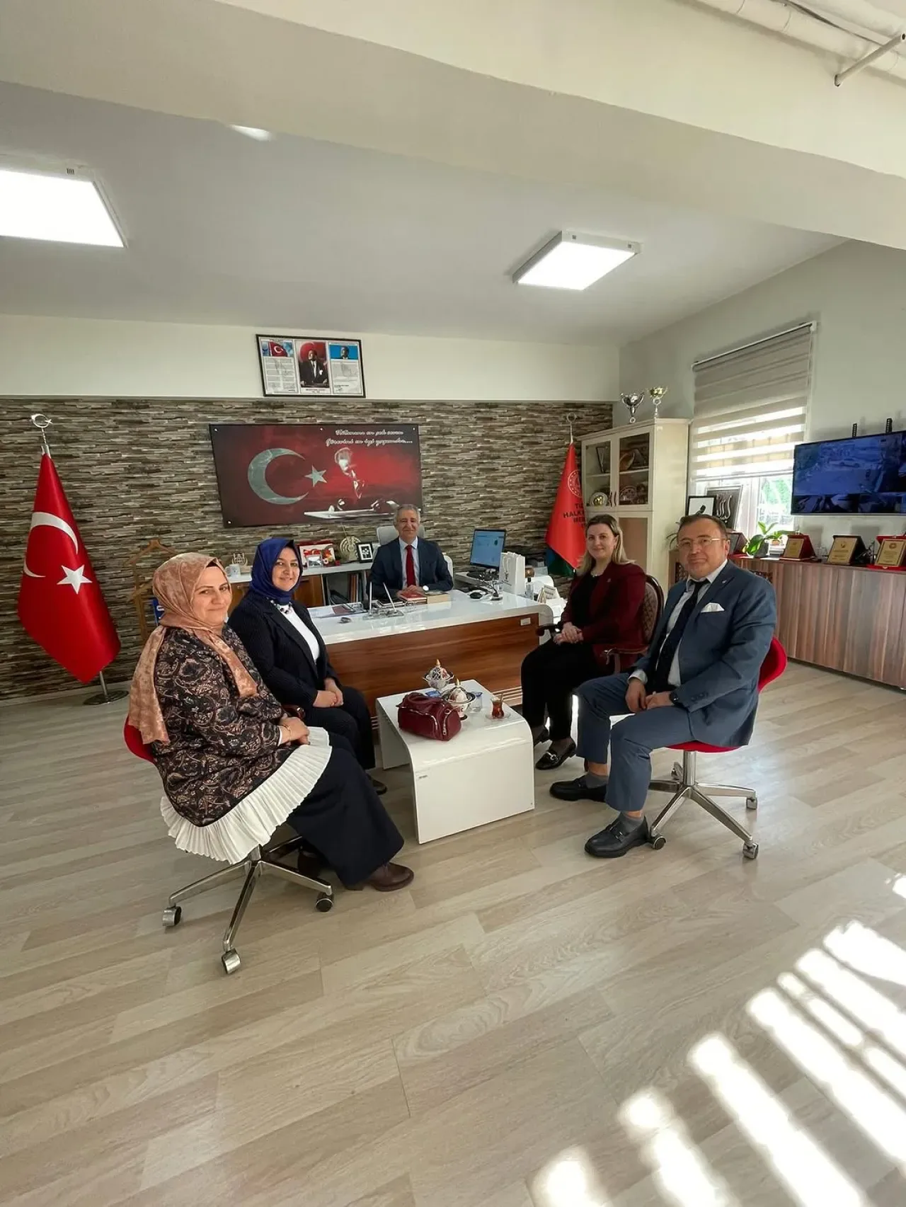 Tuzla Halk Eğitimi Merkezi Müdürü, 24 Kasım Öğretmenler Günü'nde AK Parti Tuzla Kadın Kolları Yönetimini Ağırladı Tuzla Halk Eğitimi Merkezi Müdürü, 24 Kasım Öğretmenler Günü'nde AK Parti Tuzla Kadın Kolları Yönetimini Ağırladı