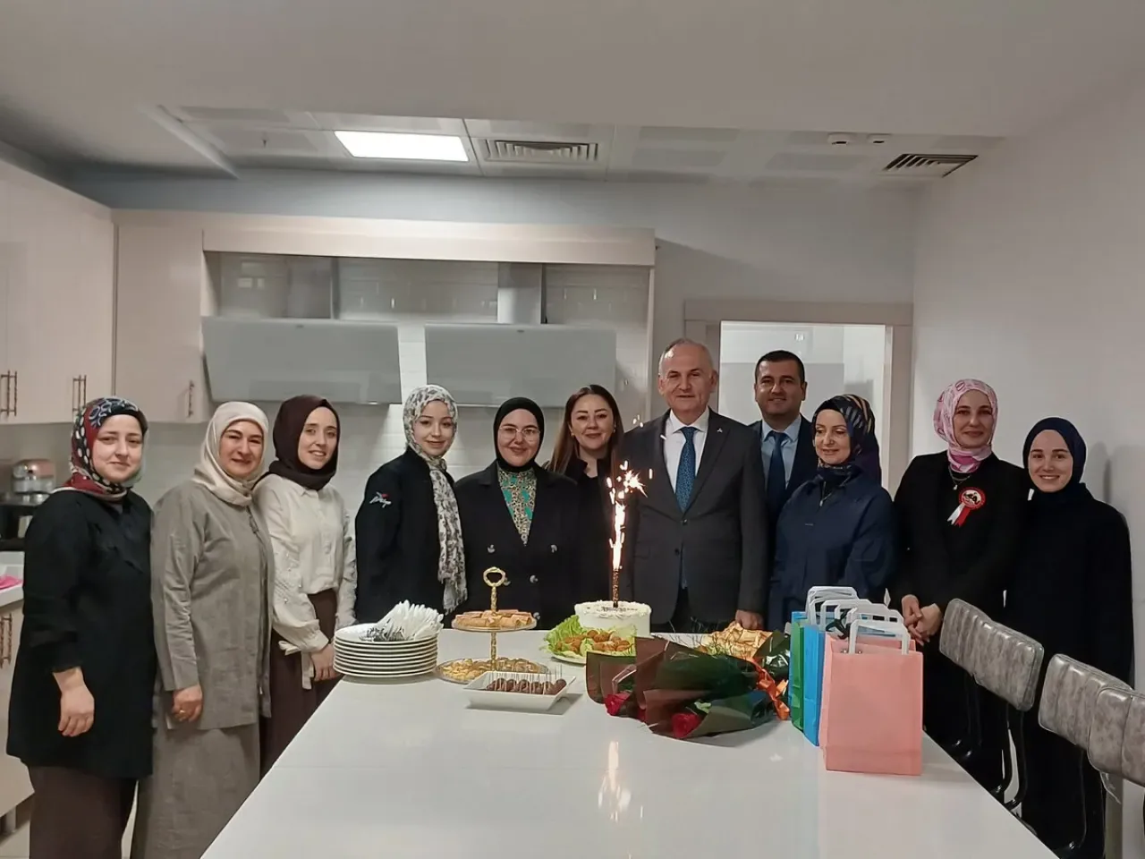 Gaziosmanpaşa Kaymakamı Yönden, Öğretmenler Günü'nde ADEM Proje Birimini Ziyaret Etti Gaziosmanpaşa Kaymakamı Yönden, Öğretmenler Günü'nde ADEM Proje Birimini Ziyaret Etti