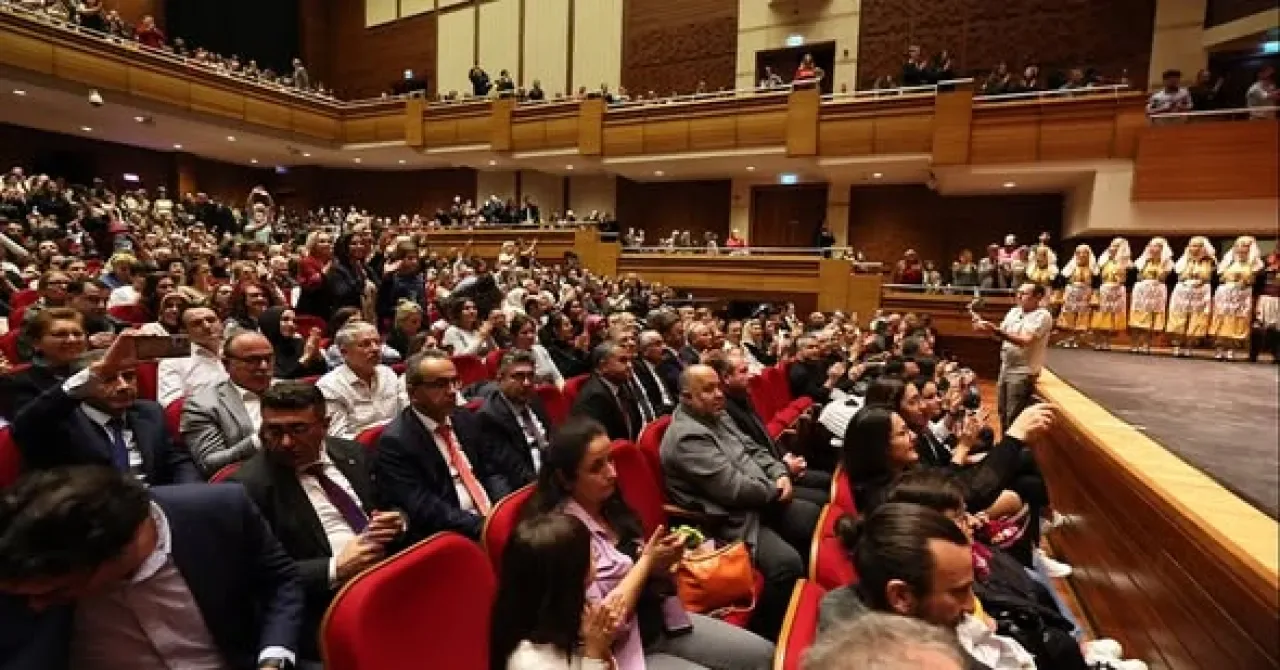 İzmir'de 24 Kasım Öğretmenler Günü Törenle Kutlandı İzmir'de 24 Kasım Öğretmenler Günü Törenle Kutlandı