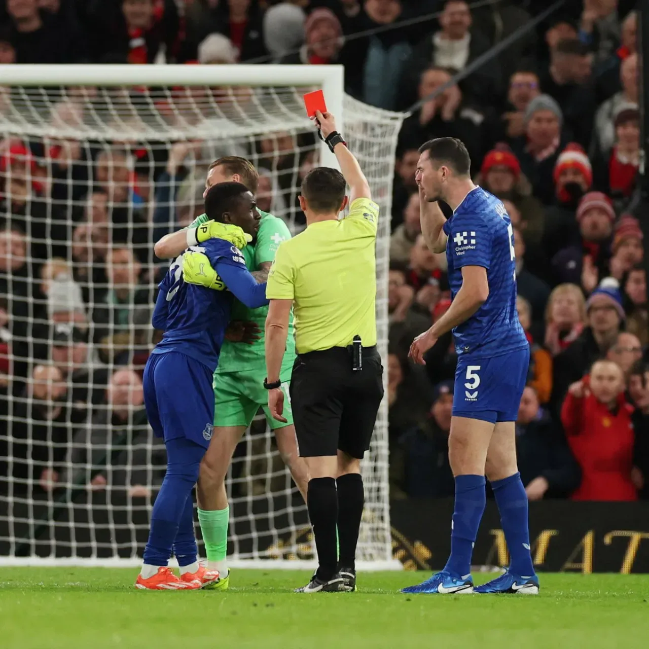 Everton'da Şok Kırmızı Kart: Gueye Takım Arkadaşına Tokat Attı! Everton'da Şok Kırmızı Kart: Gueye Takım Arkadaşına Tokat Attı!