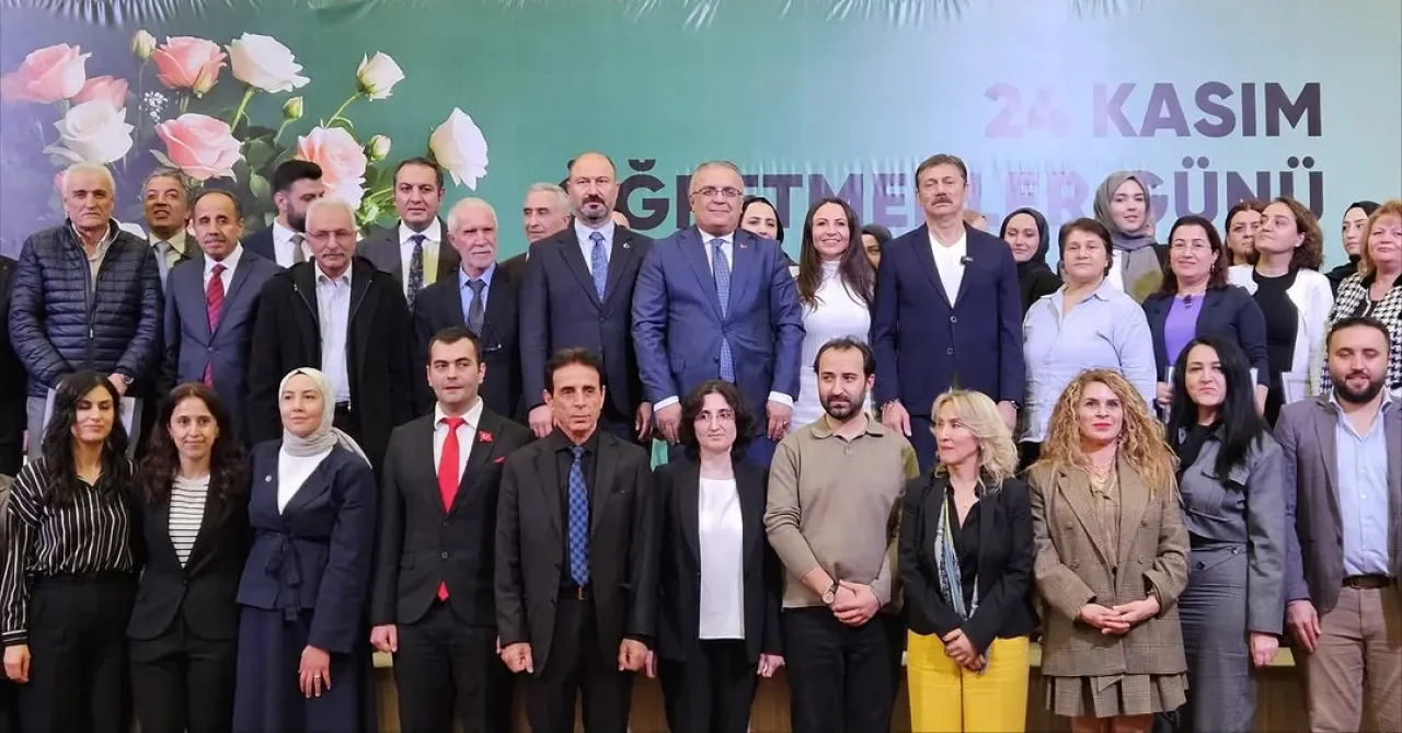 Bahçelievler'de 24 Kasım Öğretmenler Günü Coşkuyla Kutlandı Bahçelievler'de 24 Kasım Öğretmenler Günü Coşkuyla Kutlandı