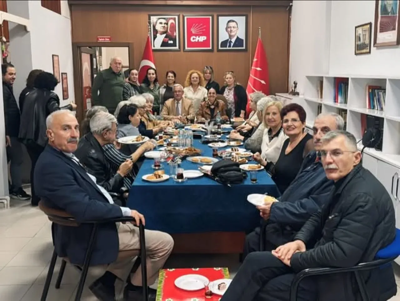 Erdek'te 24 Kasım Öğretmenler Günü Kutlaması: Emekli Öğretmenlere Karanfil Erdek'te 24 Kasım Öğretmenler Günü Kutlaması: Emekli Öğretmenlere Karanfil