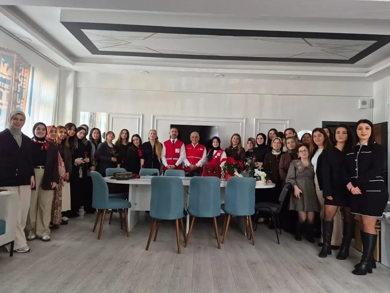 Türk Kızılay Esenler Şubesi'nden Öğretmenler Günü'nde Anlamlı Ziyaret Türk Kızılay Esenler Şubesi'nden Öğretmenler Günü'nde Anlamlı Ziyaret
