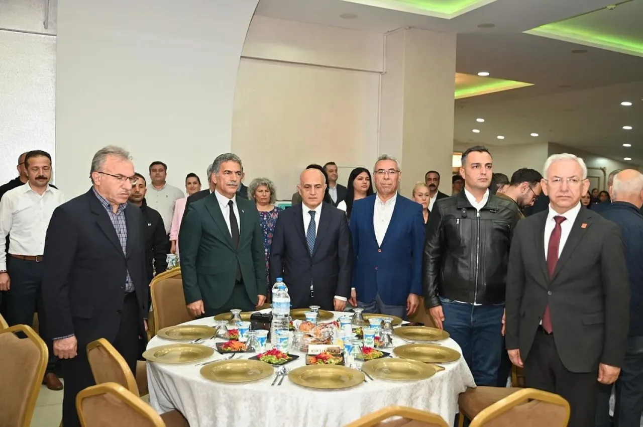 Gemlik'te 24 Kasım Öğretmenler Günü Coşkuyla Kutlandı Gemlik'te 24 Kasım Öğretmenler Günü Coşkuyla Kutlandı