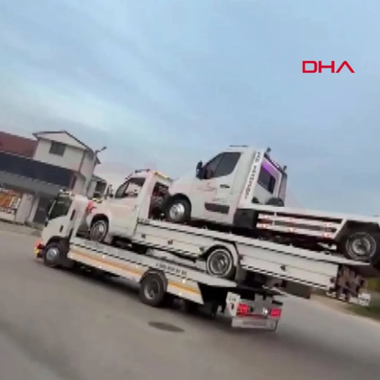 Düzce'de Bir Çekici, Başka Bir Çekiciyi Çekerken Görüntülendi Düzce'de Bir Çekici, Başka Bir Çekiciyi Çekerken Görüntülendi