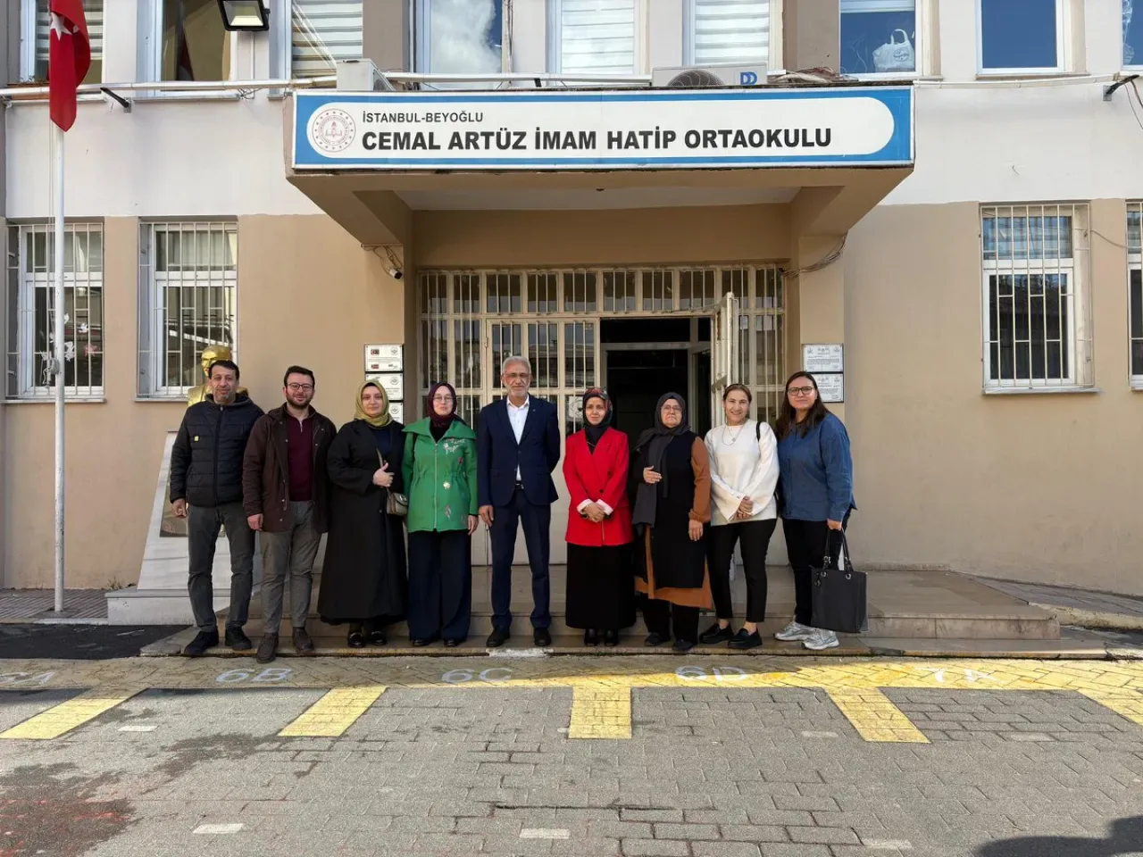 AK Parti Beyoğlu İlçe Teşkilatı, Öğretmenler Günü'nde Okul Ziyaretlerini Sürdürüyor AK Parti Beyoğlu İlçe Teşkilatı, Öğretmenler Günü'nde Okul Ziyaretlerini Sürdürüyor