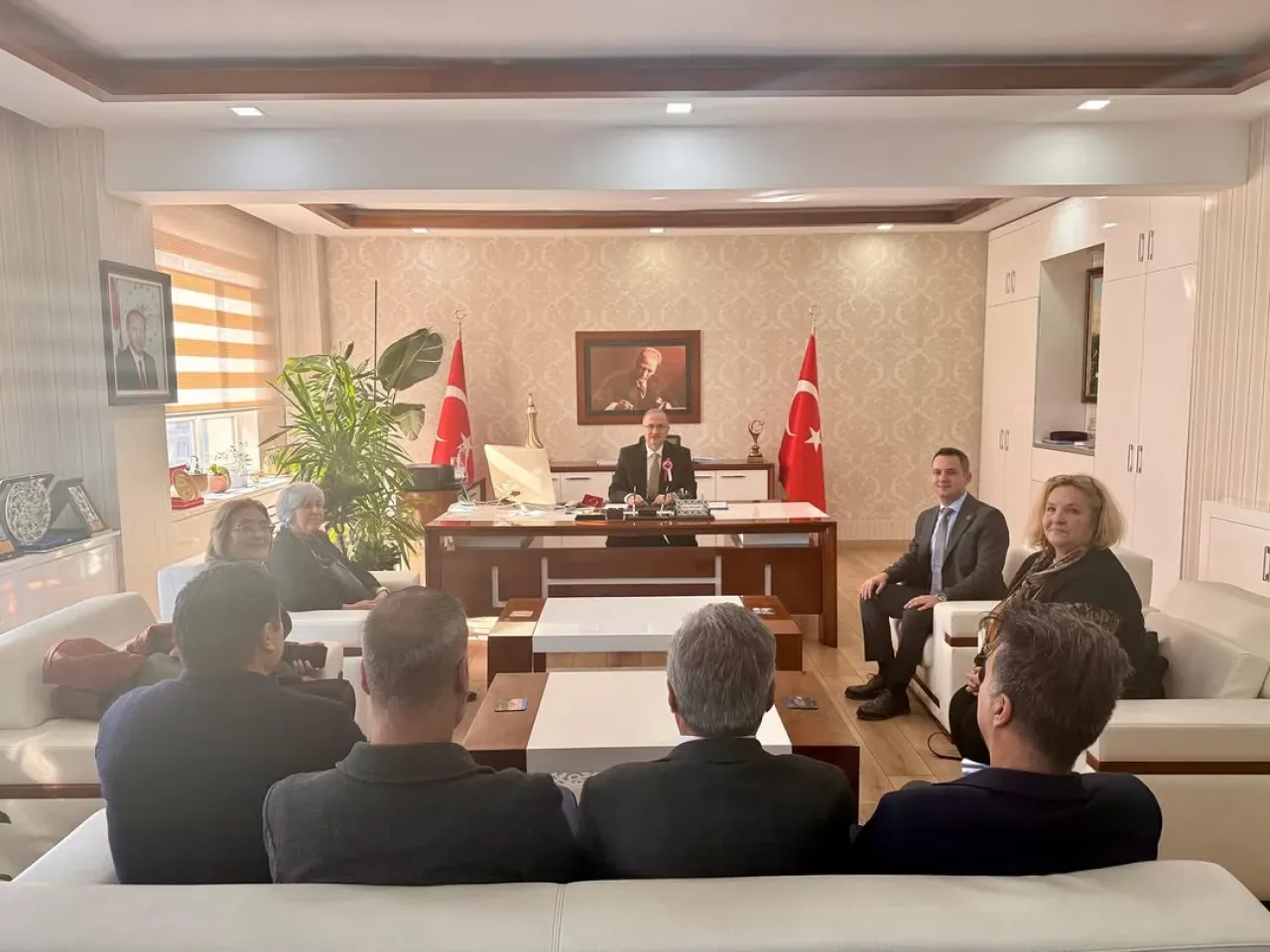 Ataşehir CHP İlçe Başkanı Atakan Anıl Dizdaroğlu, Kaymakam Bekir Dinkırcı'ya Nezaket Ziyaretinde Bulundu Ataşehir CHP İlçe Başkanı Atakan Anıl Dizdaroğlu, Kaymakam Bekir Dinkırcı'ya Nezaket Ziyaretinde Bulundu