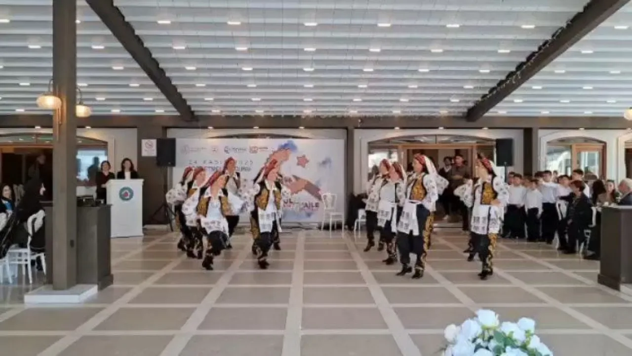 Beykoz Halk Eğitimi Merkezi Öğretmenleri, 24 Kasım'da Halk Oyunlarıyla Sahne Aldı Beykoz Halk Eğitimi Merkezi Öğretmenleri, 24 Kasım'da Halk Oyunlarıyla Sahne Aldı