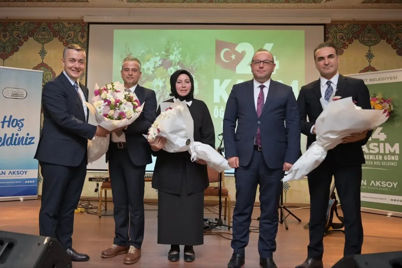 Esenyurt'ta 24 Kasım Öğretmenler Günü Coşkusu Esenyurt'ta 24 Kasım Öğretmenler Günü Coşkusu
