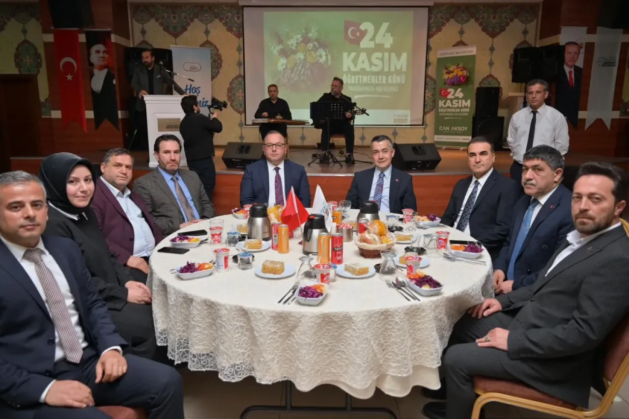 Esenyurt'ta Öğretmenler Günü Coşkusu Esenyurt'ta Öğretmenler Günü Coşkusu
