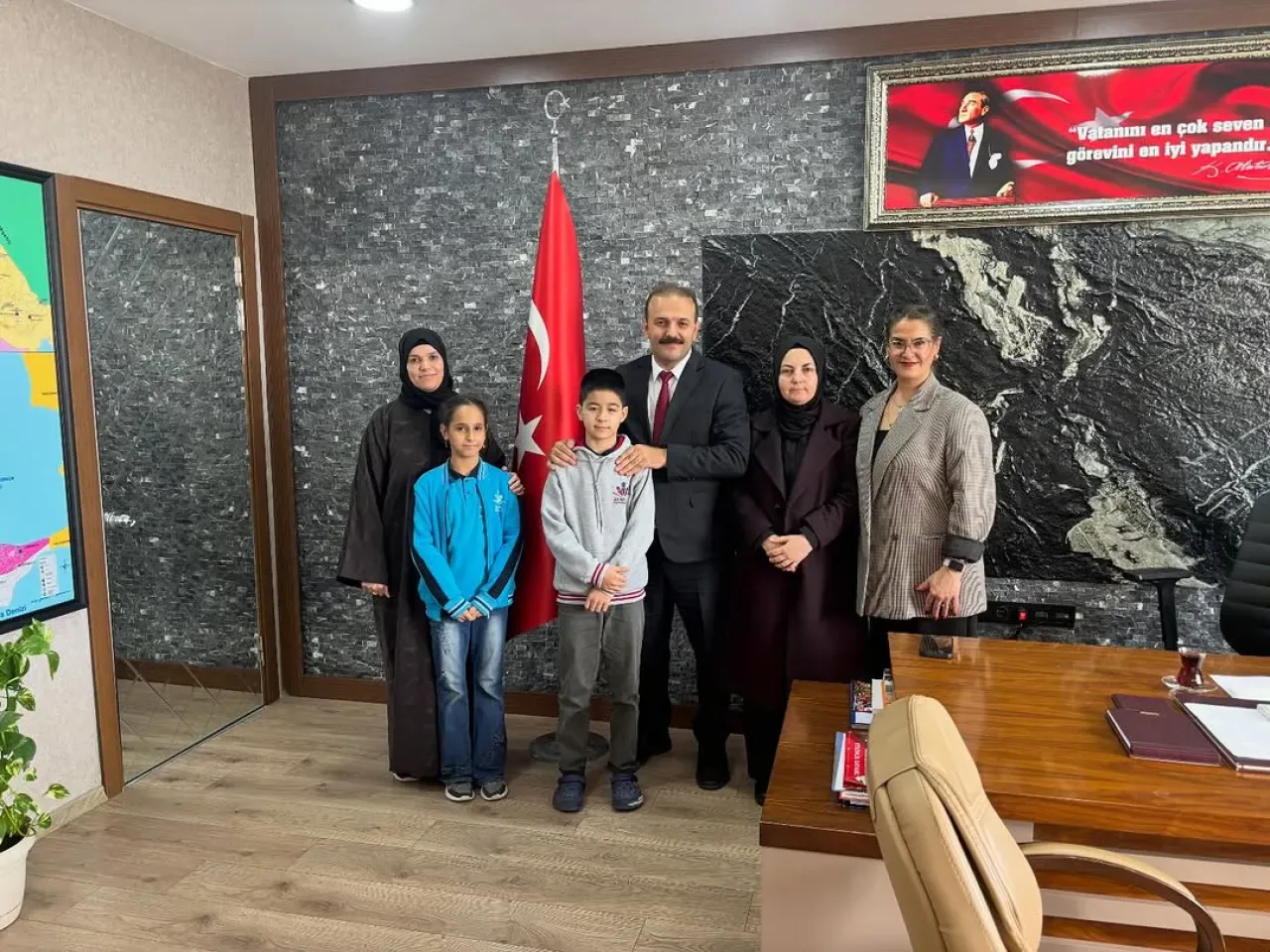 Avcılar'da Öğretmenler Günü Ziyareti: AlNahda Okulu Müdürü Asu Çiftçi, İlçe Milli Eğitim Müdürü Şahin'i Makamında Ziyaret Etti Avcılar'da Öğretmenler Günü Ziyareti: AlNahda Okulu Müdürü Asu Çiftçi, İlçe Milli Eğitim Müdürü Şahin'i Makamında Ziyaret Etti