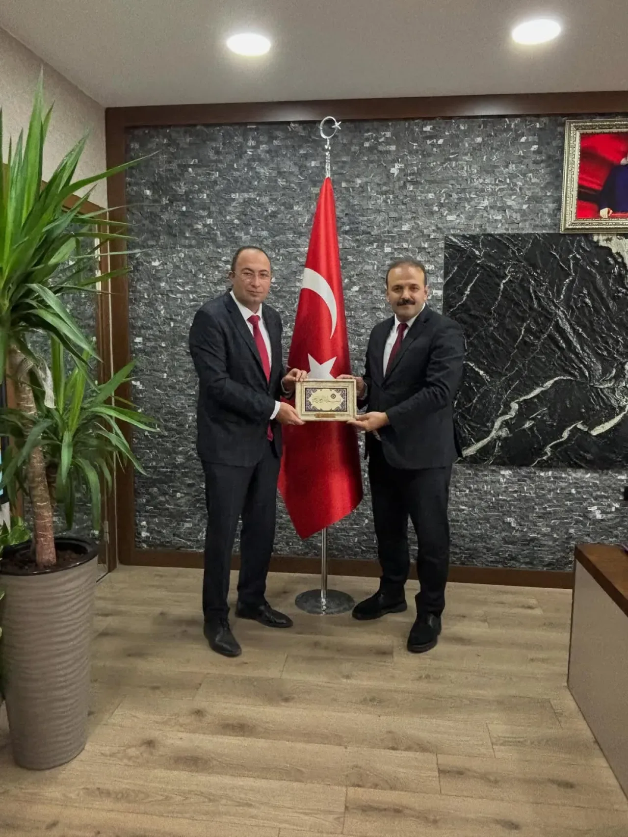 AK Parti Avcılar İlçe Başkanı, Öğretmenler Günü'nde Milli Eğitim Müdürü'nü Ziyaret Etti AK Parti Avcılar İlçe Başkanı, Öğretmenler Günü'nde Milli Eğitim Müdürü'nü Ziyaret Etti