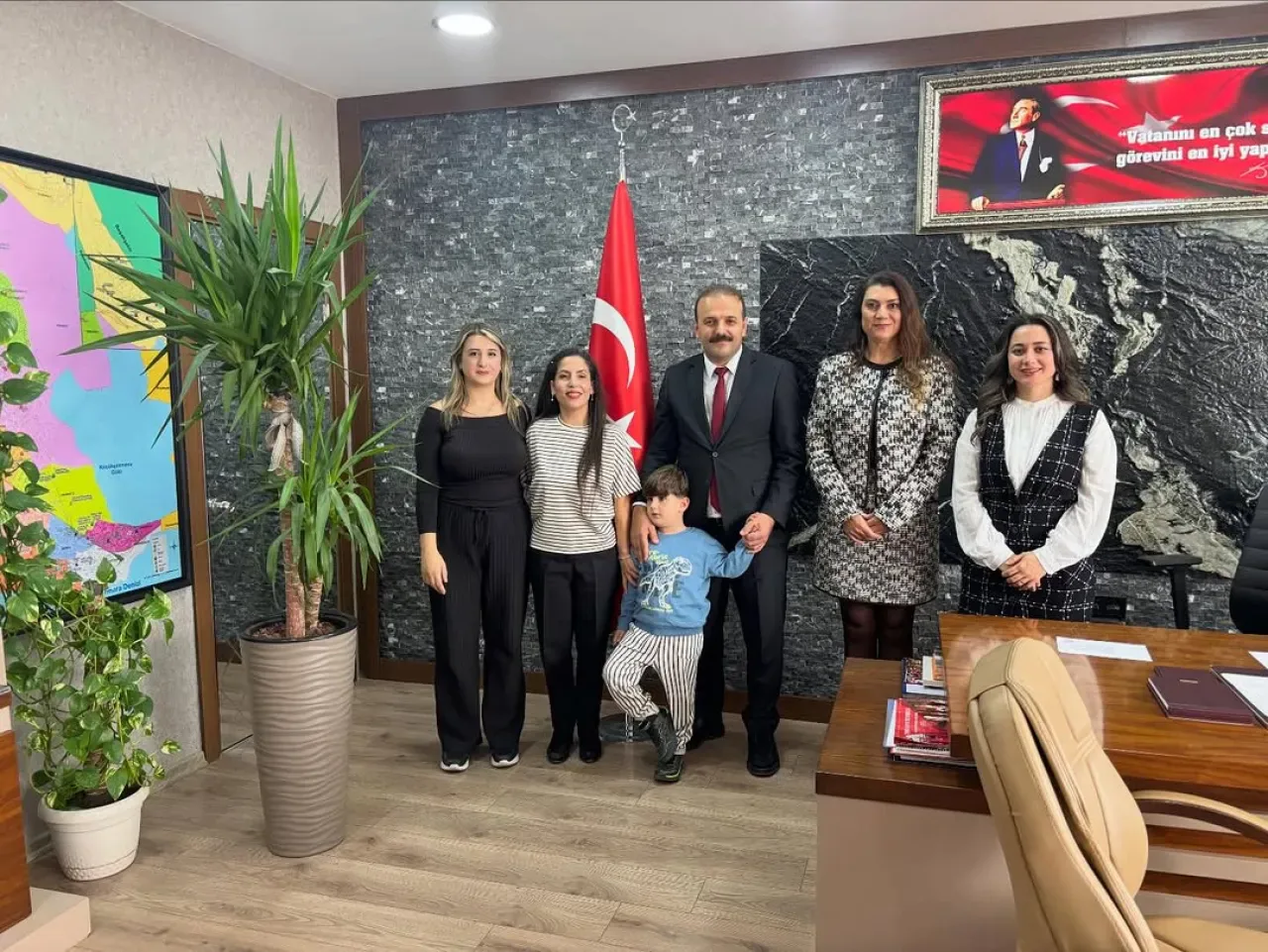 Ambarlı Kaçaker Anaokulu, Öğretmenler Günü'nde İlçe Milli Eğitim Müdürü'nü Ziyaret Etti Ambarlı Kaçaker Anaokulu, Öğretmenler Günü'nde İlçe Milli Eğitim Müdürü'nü Ziyaret Etti